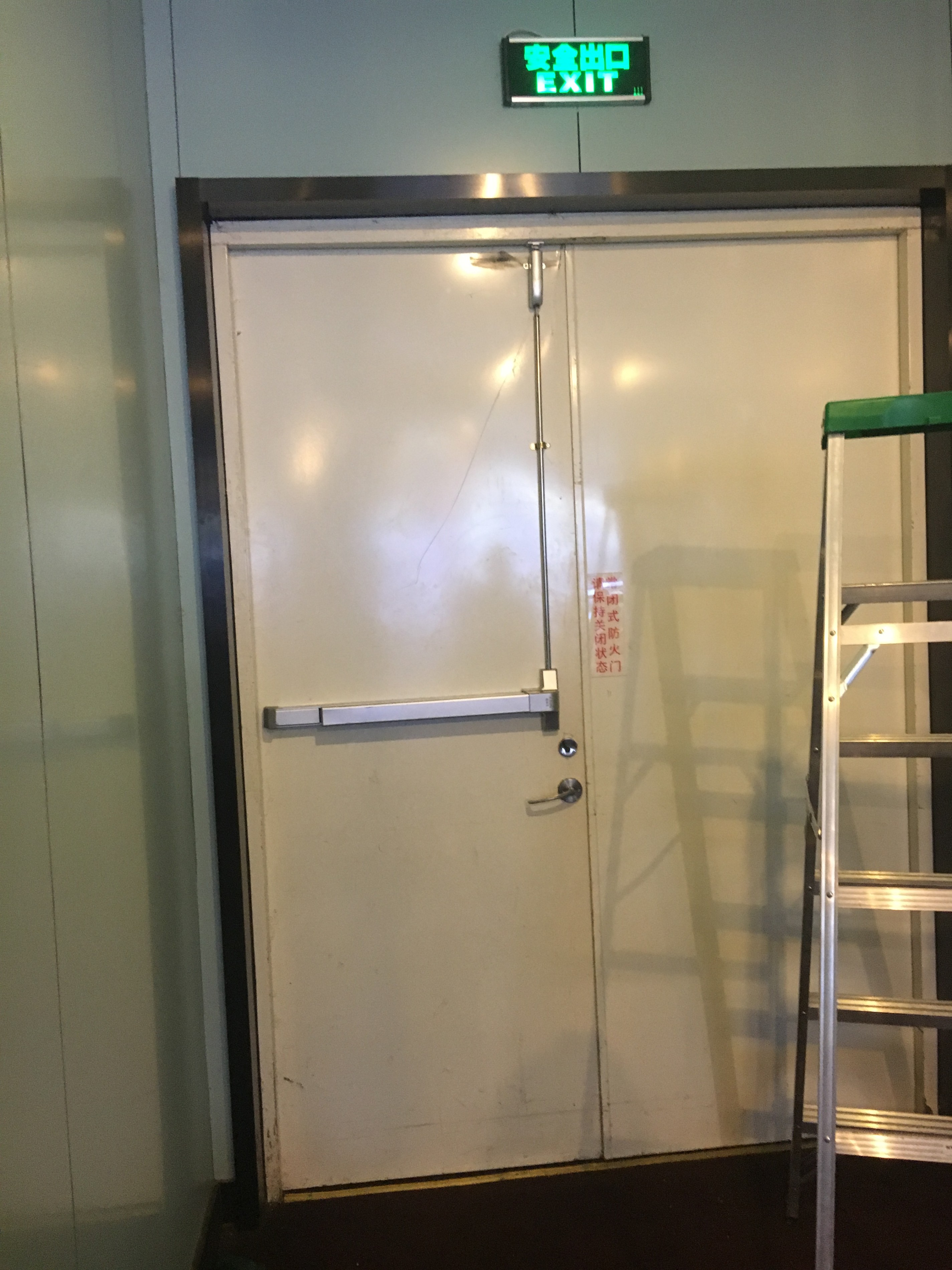 北京銀興酷映影城消防通道門(mén)推杠鎖安裝