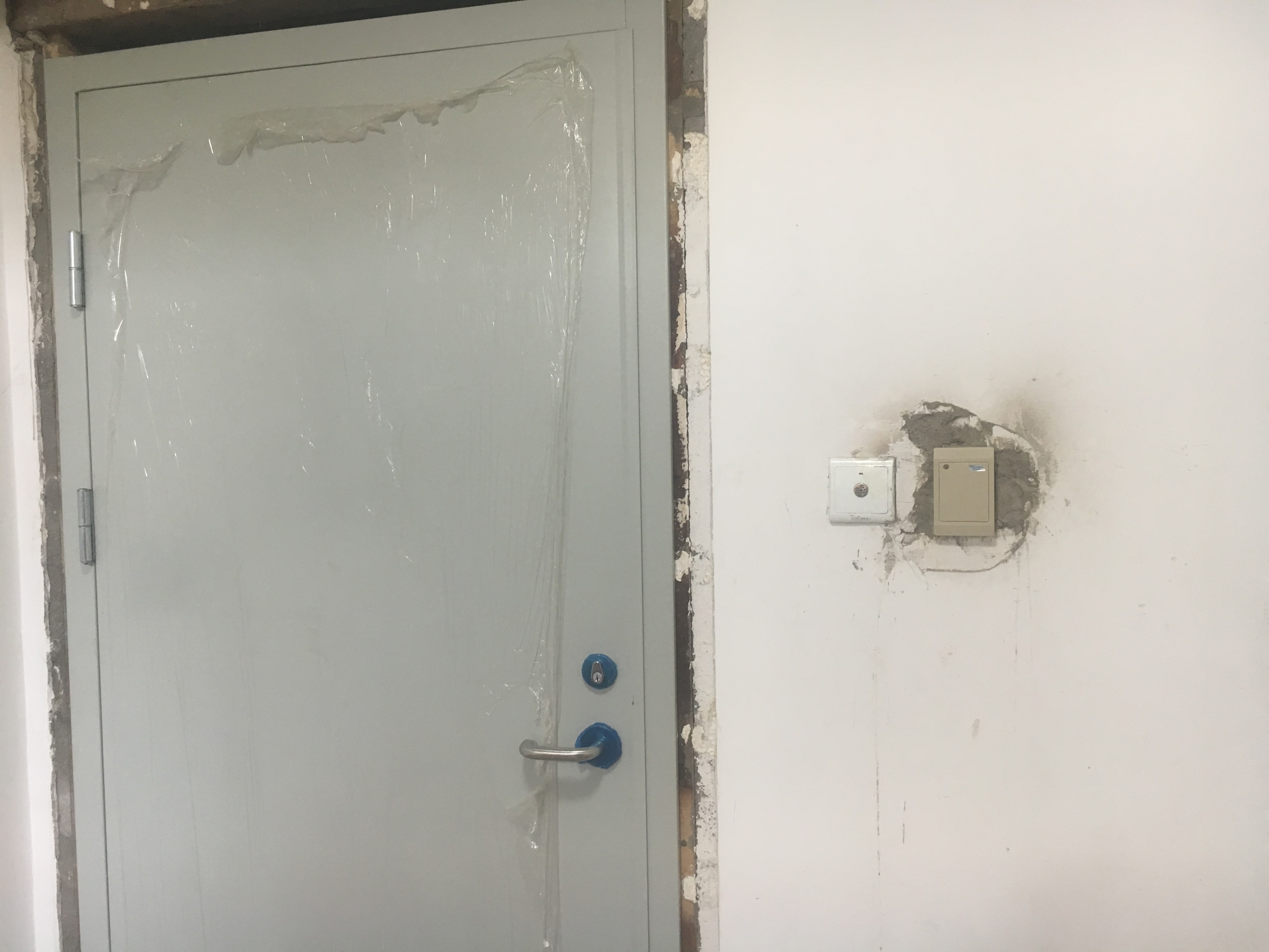 北京城建七消防通道門(mén)安裝完成