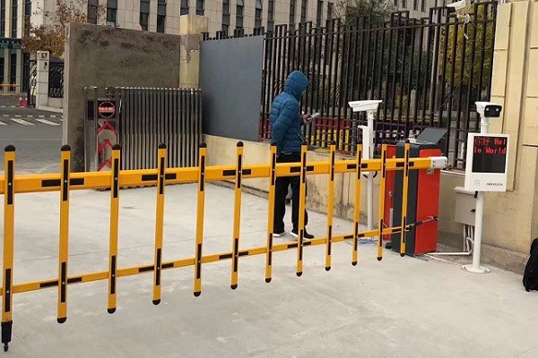 國(guó)信集團(tuán)車牌識(shí)別道閘系統(tǒng)安裝完成